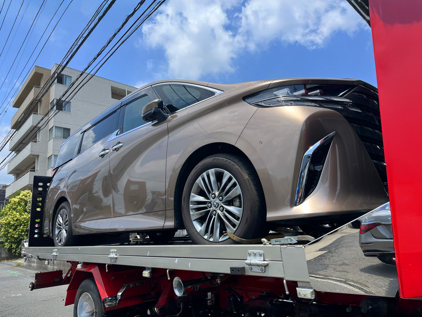 積載車で移動中のミニバン